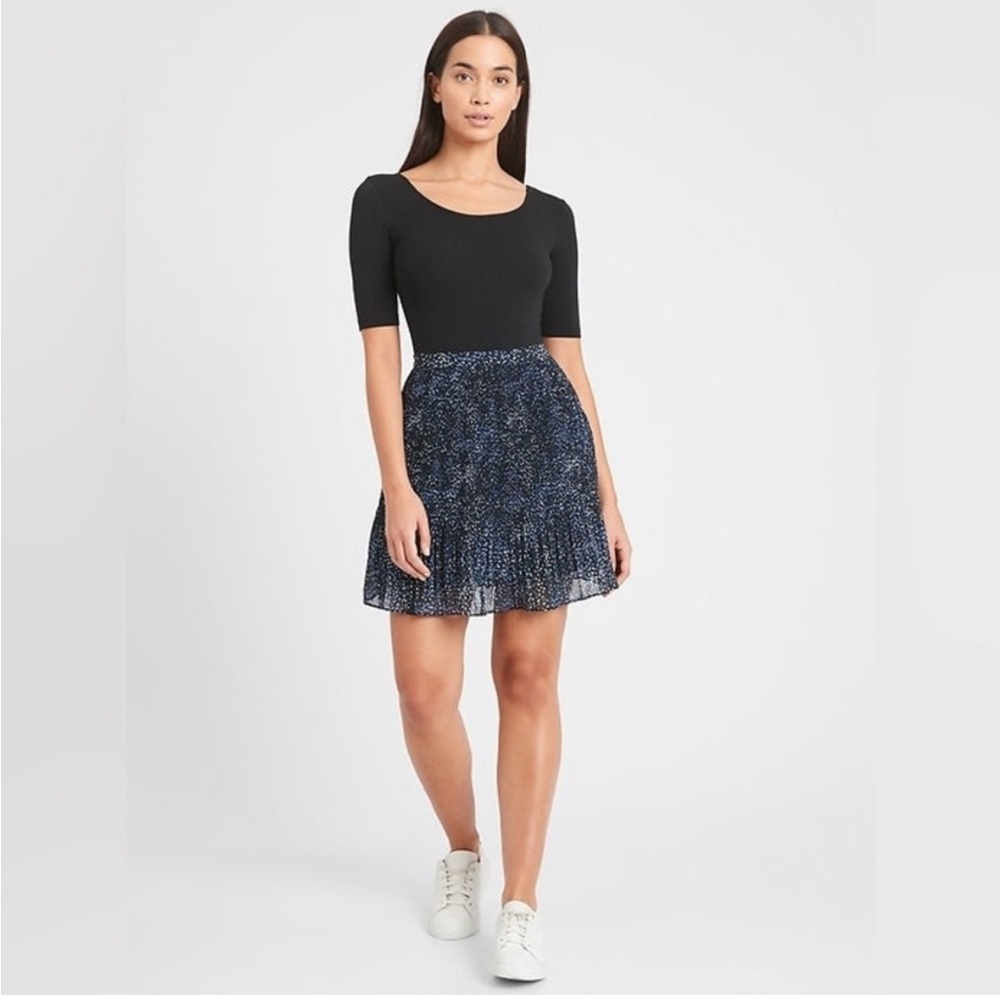 Banana Republic Swing Pleated Blue Ditsy Mini Dot Lined Mini Skirt  Size 4
